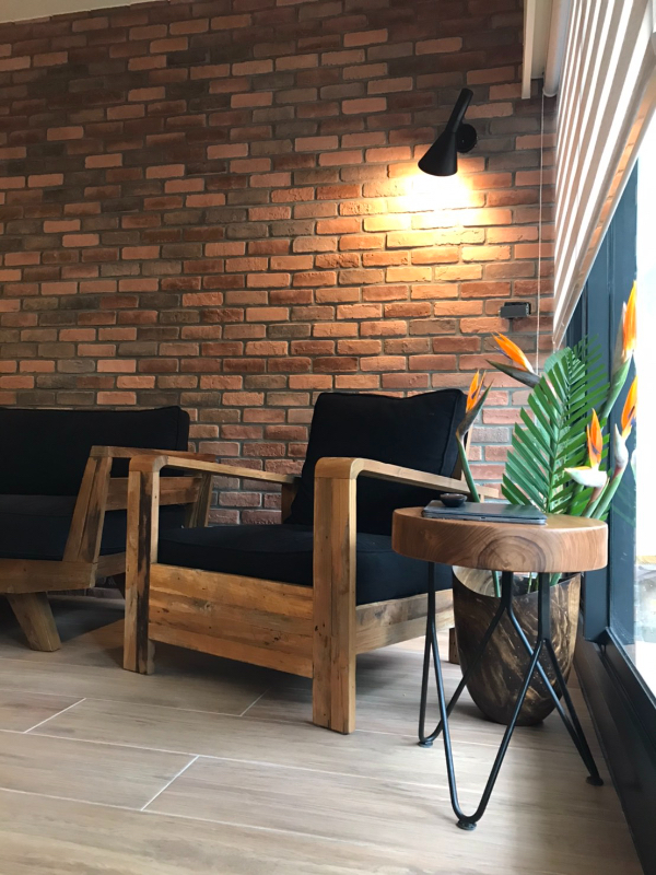 客人寄給我們照片,很開心買我們的家具,放在他們家,看起來很漂亮!