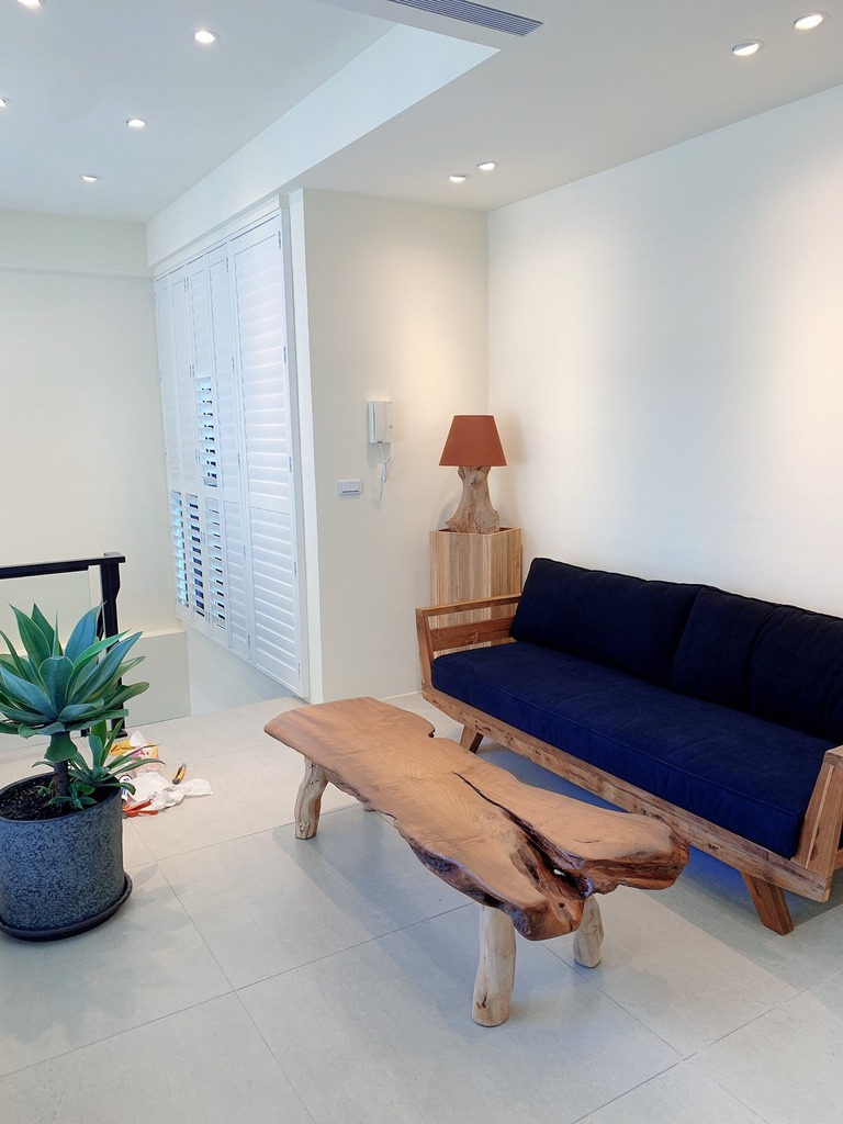 四人沙發 咖啡桌 展示架 桌燈